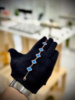Elegantes Edelstahl-Armband mit blauem Kleeblatt
