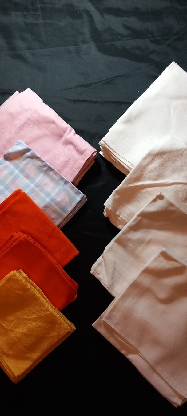 Tovaglioli: 30 STK DIVERSE STOFFSERVIETTEN – Usato da Huttwil venduto da Kunterbuntli