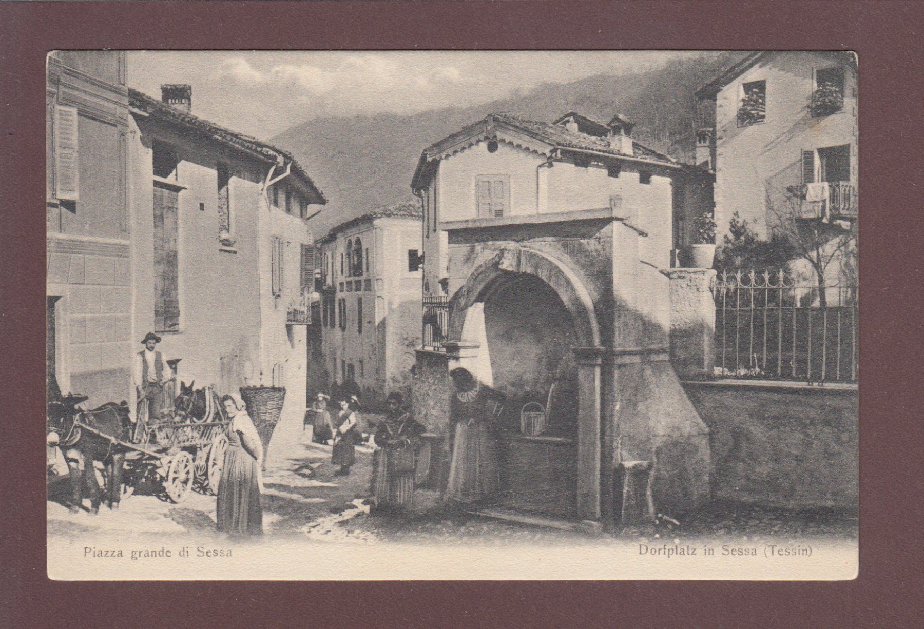Cartoline postali: SESSA - Piazza Grande - Gente – Usato da Pully venduto da nicecards