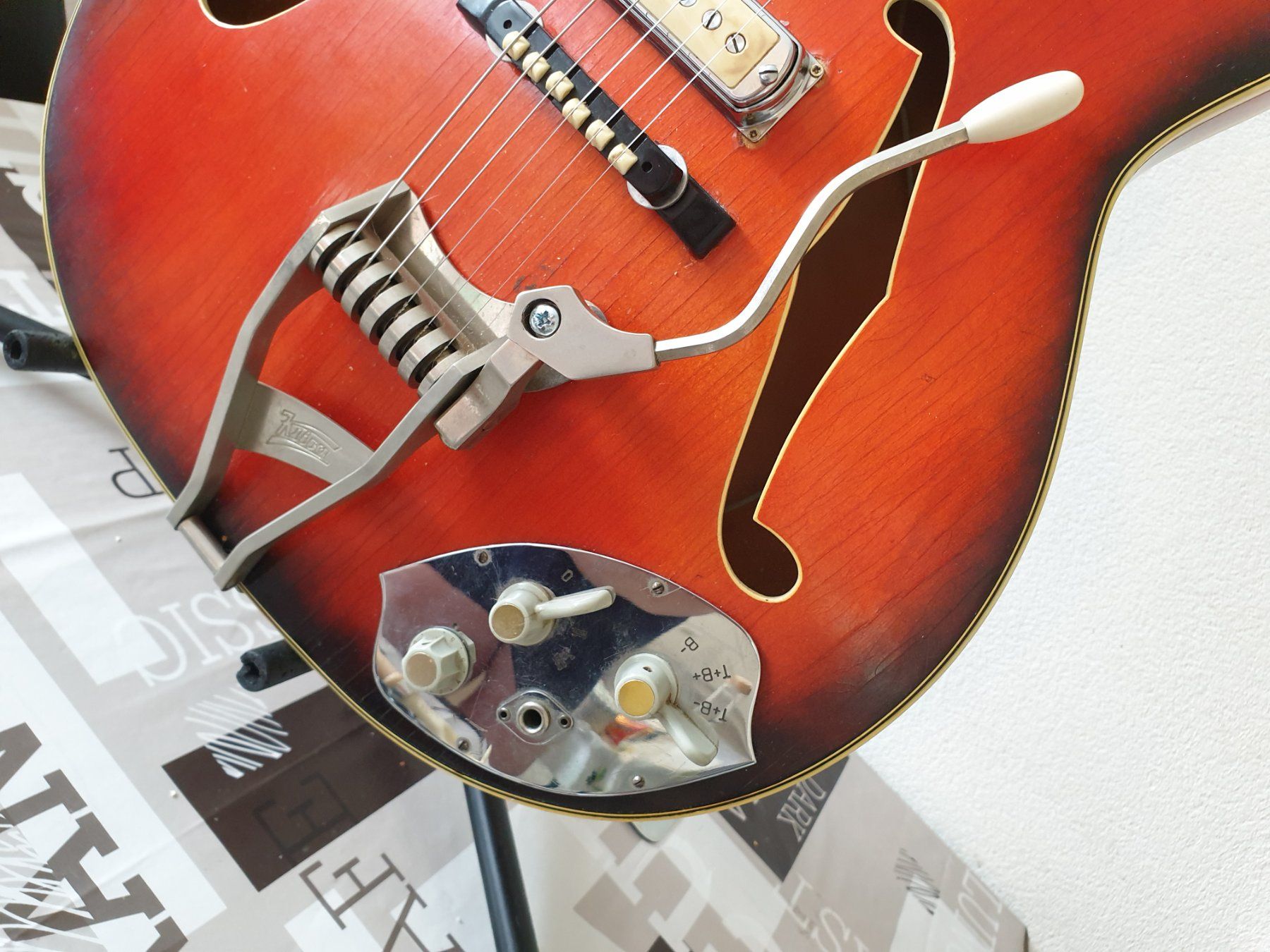 Vintage Strumenti musicali: Guitare Jazz Klira – Usato da Mézières FR venduto da PAFZIK 1