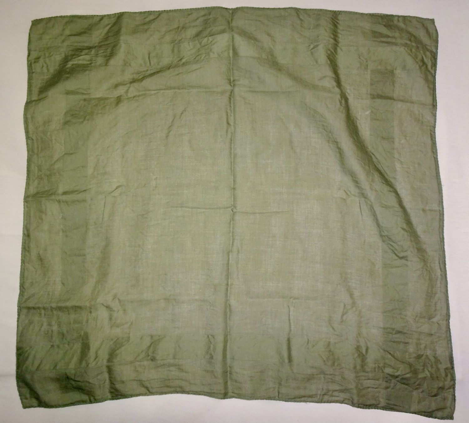 Foulards, Tücher & Schals: Foulard carré couleur vert olive – Gebraucht aus Châtelaine von fil_7lqg