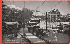 WENGEN Bahnhof mit Hotel Eiger und Bahn, Skizug