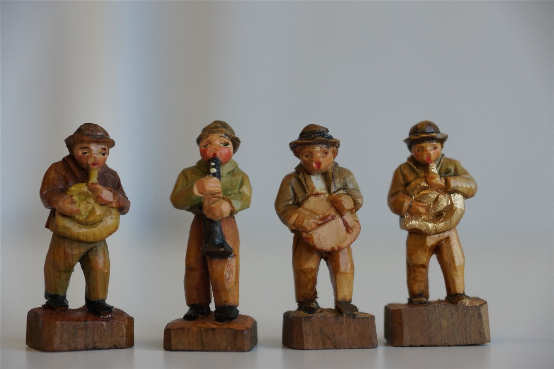 Sculture & Statue: 4 Musikanten, geschnitzt – Nuovo e nell'imballaggio originale da Brienz BE venduto da P.Edelweiss