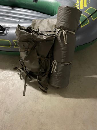 Militärrucksack mit Schlafsack ideal für Naturliebhaber