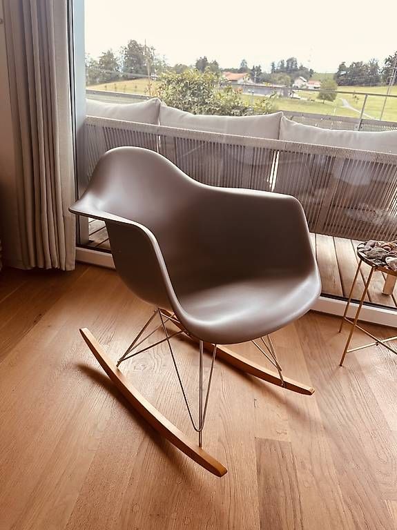 Eames Poltrone: Design Schaukelstuhl Eames von Vitra – Usato da St. Gallen venduto da Nicole79Ming
