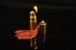 Vintage Lippenstift-Feuerzeug mit Kordel