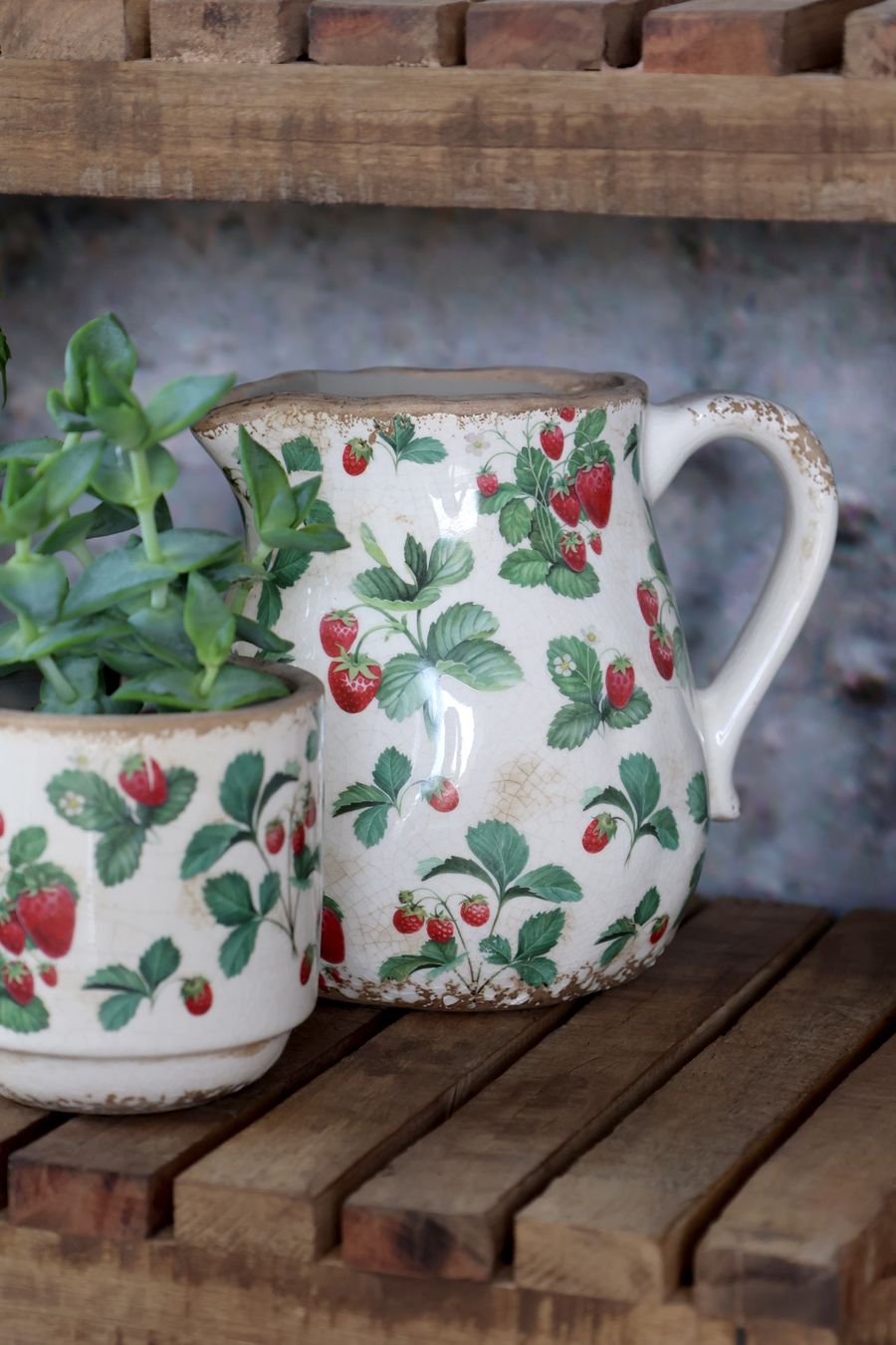 Vasi & Recipienti: Vase/Kanne "Fraises", Höhe 15 cm – Nuovo e nell'imballaggio originale da Innertkirchen venduto da Glatthard-Interior 1
