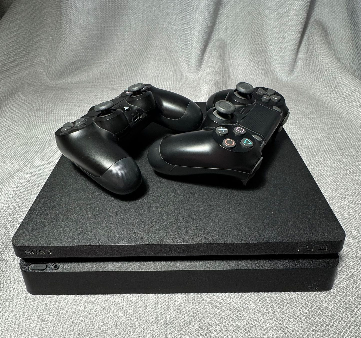 Sony Console: PS4 inkl. 2 Original-Controller, FIFA-Bundle – Usato da Altstätten SG venduto da Astronomical 1