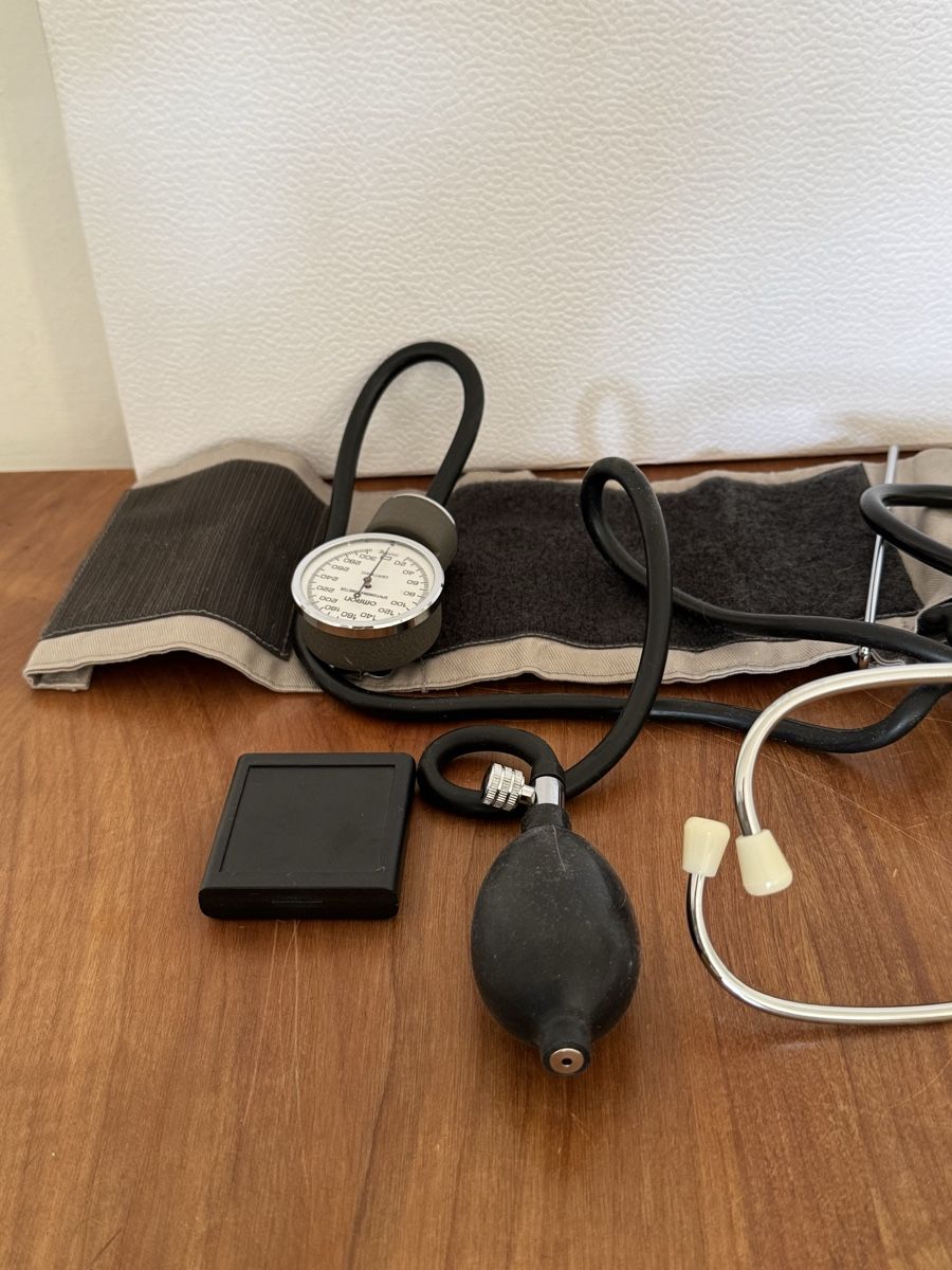 Omron Medizinische Geräte: Blutdruckmessgerät Omron Sphygmomanometer mit Stethoskop – Gebraucht aus Zürich von Nobs1 1