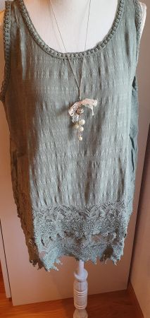 hübsches Top mit Spitzen olivgrün