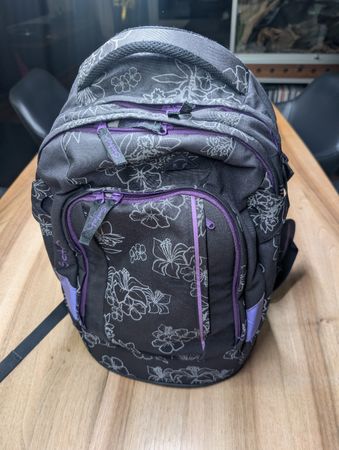 Schulrucksack Satch Blumenmuster schwarz lila gebraucht