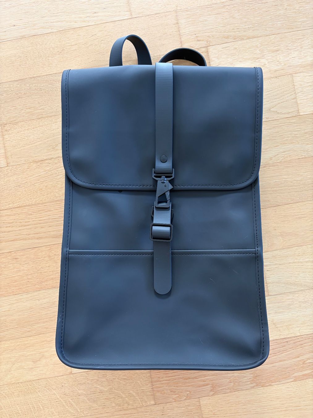 Rains Rucksäcke: RAINS Backpack mini Schwarz – Gebraucht aus Kriens von dannypucci