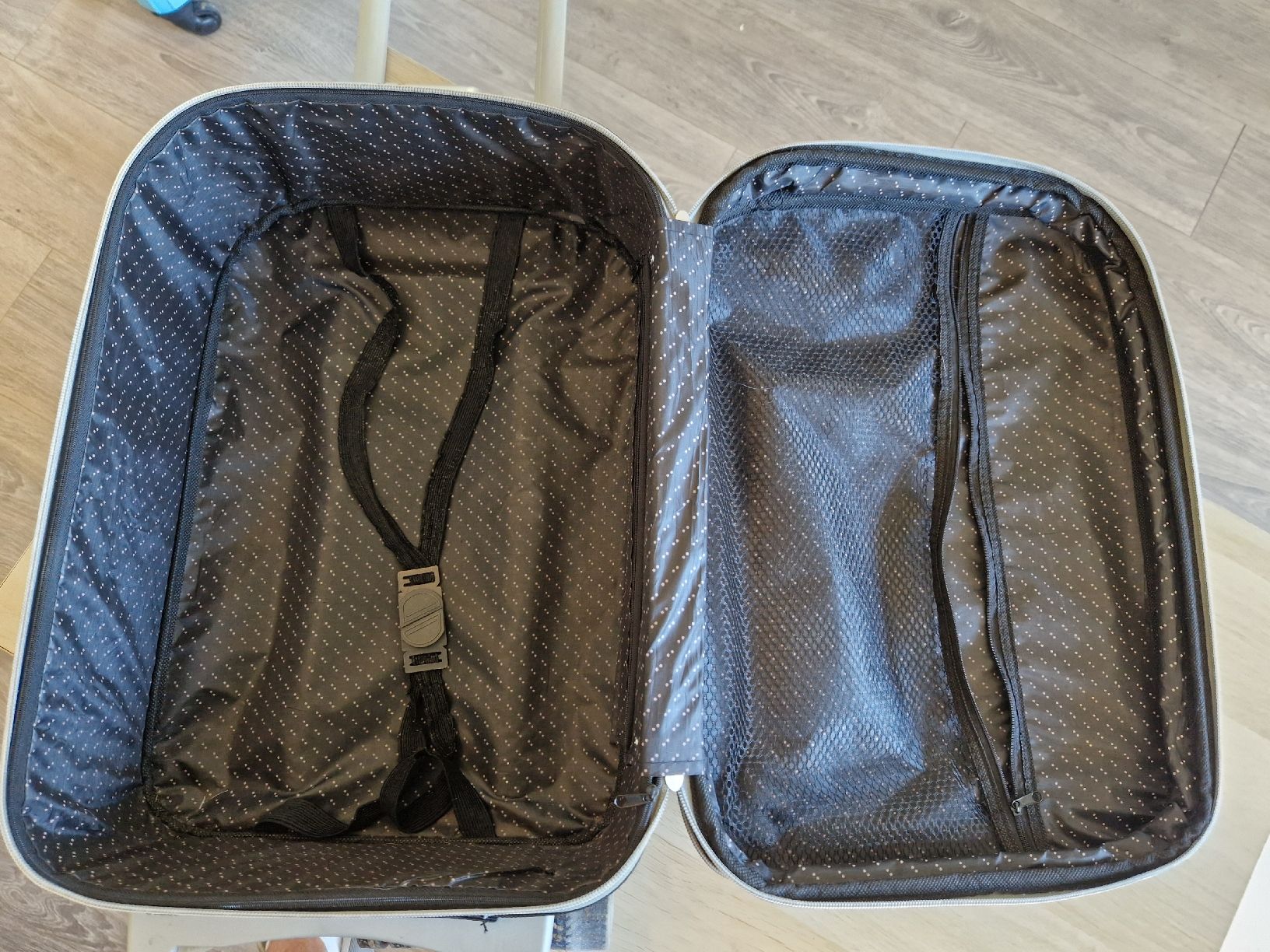 Valigie: Cabin Size Suitcase With Wheels, Compass, & Combinat lock – Usato da Wettingen venduto da mor_76q7 6