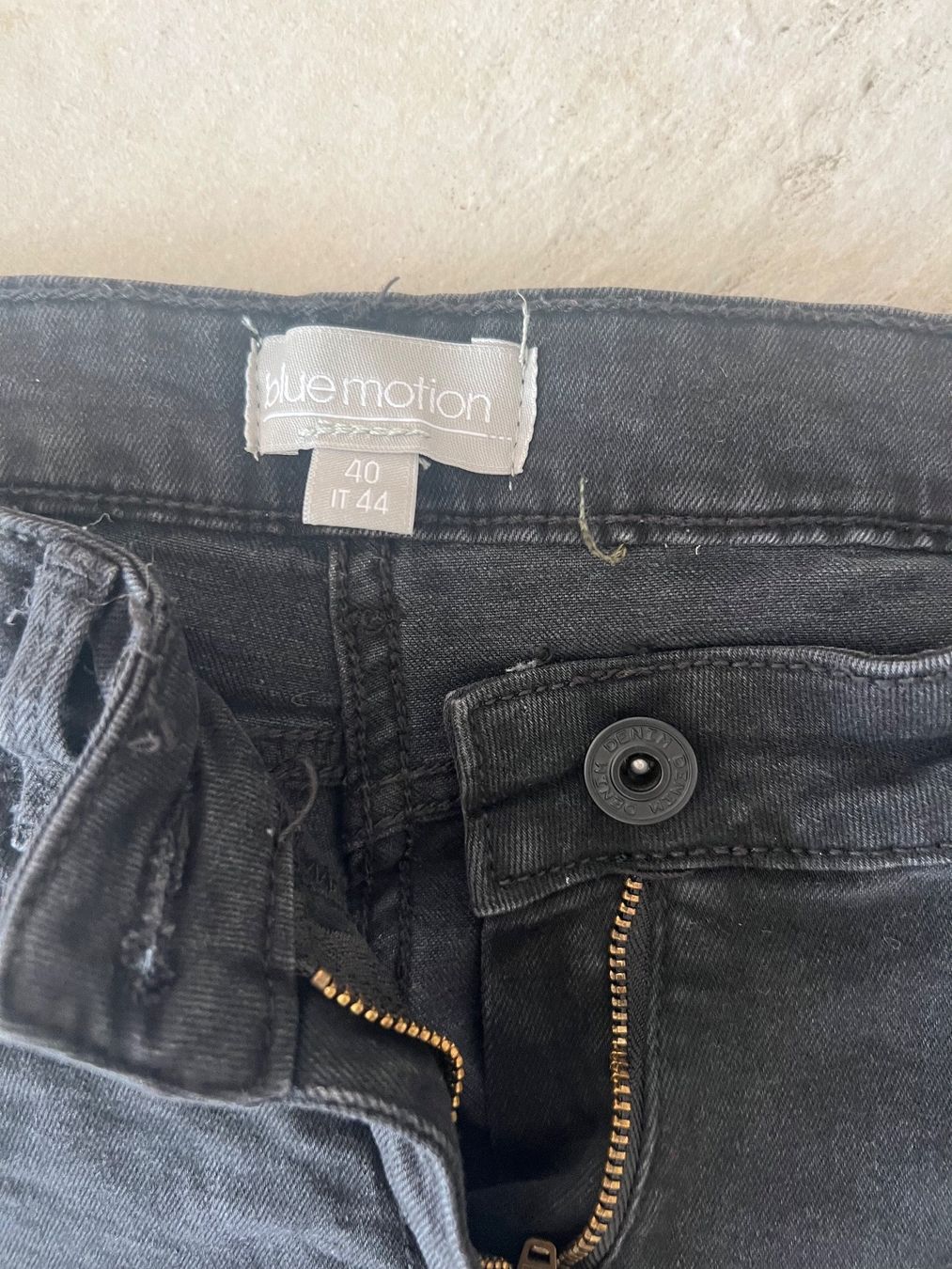 Jeans: Jeans Gr.44 schwarz neu – Nuovo (secondo la descrizione) da Seewen SO venduto da Muggi3 2