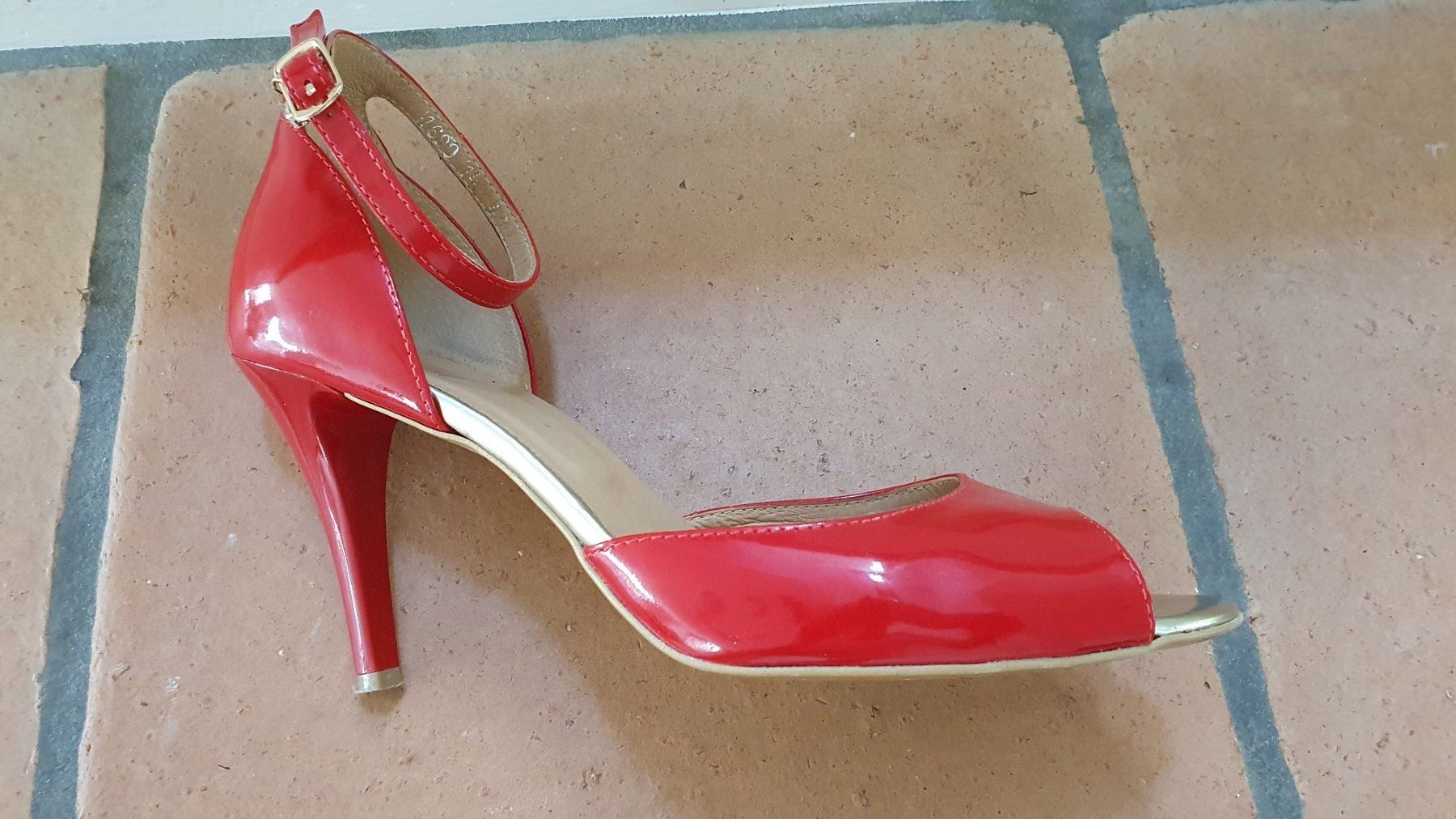 Damenschuhe: Rot-goldene High Heels – Gebraucht aus Jona von Lucie.P 2