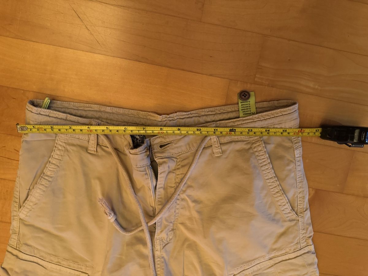 Pantaloni: Khaki Cargo Shorts Size 30/44 – Usato da Gümligen venduto da PSK 4