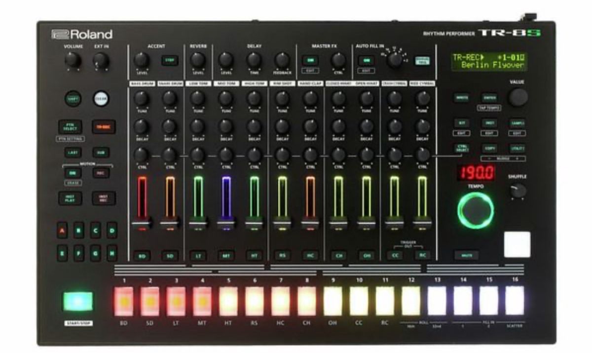 Roland Platines de mixage: Roland TR8 Rhythm Performer with protective case  – Neuf (Voir description) à Pratteln par