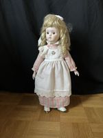 Keramikpuppe mit blonden Locken, ca. 45 cm