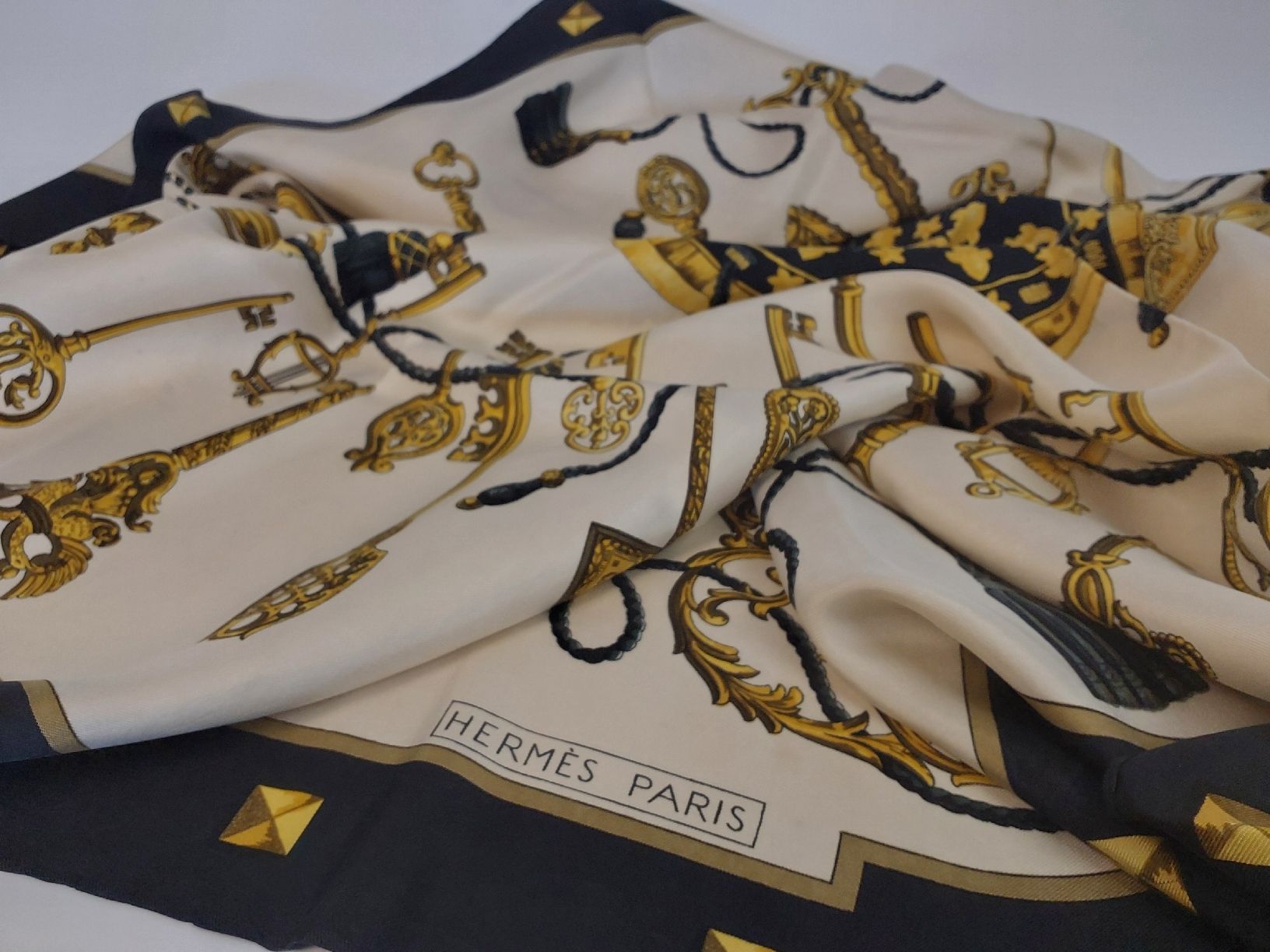 Hermès Foulard & Sciarpe: Hermès Les Clés Vintage Seidenschal – Nuovo (secondo la descrizione) da Luzern venduto da CAZS_Luzern