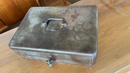 Antike Metall-Kassette mit Schlüssel, Vintage