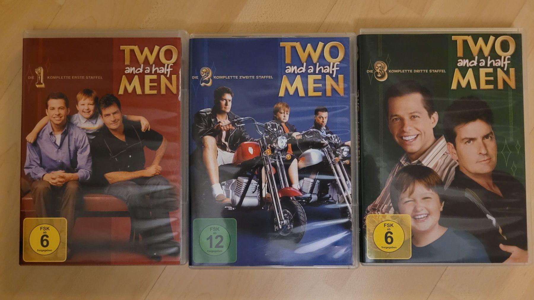 Tutti i DVDs: Two and a half man Staffel 1, 2 + 3 – Nuovo (secondo la descrizione) da Bremgarten AG venduto da PrincessOfTheNight
