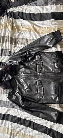 Jeansjacke und lederjacke