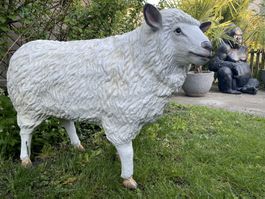 Mutterschaf Figur für den Garten – wetterfest & naturgetreu