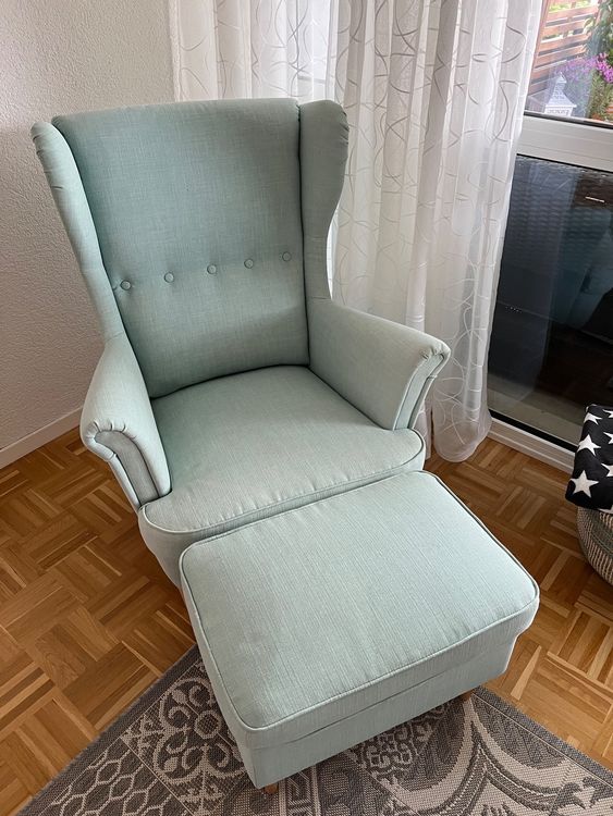 Ohrensessel Strandmon von Ikea mit Hocker in hellblau Kaufen auf Ricardo