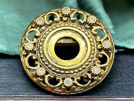 Goldfarbene Brosche