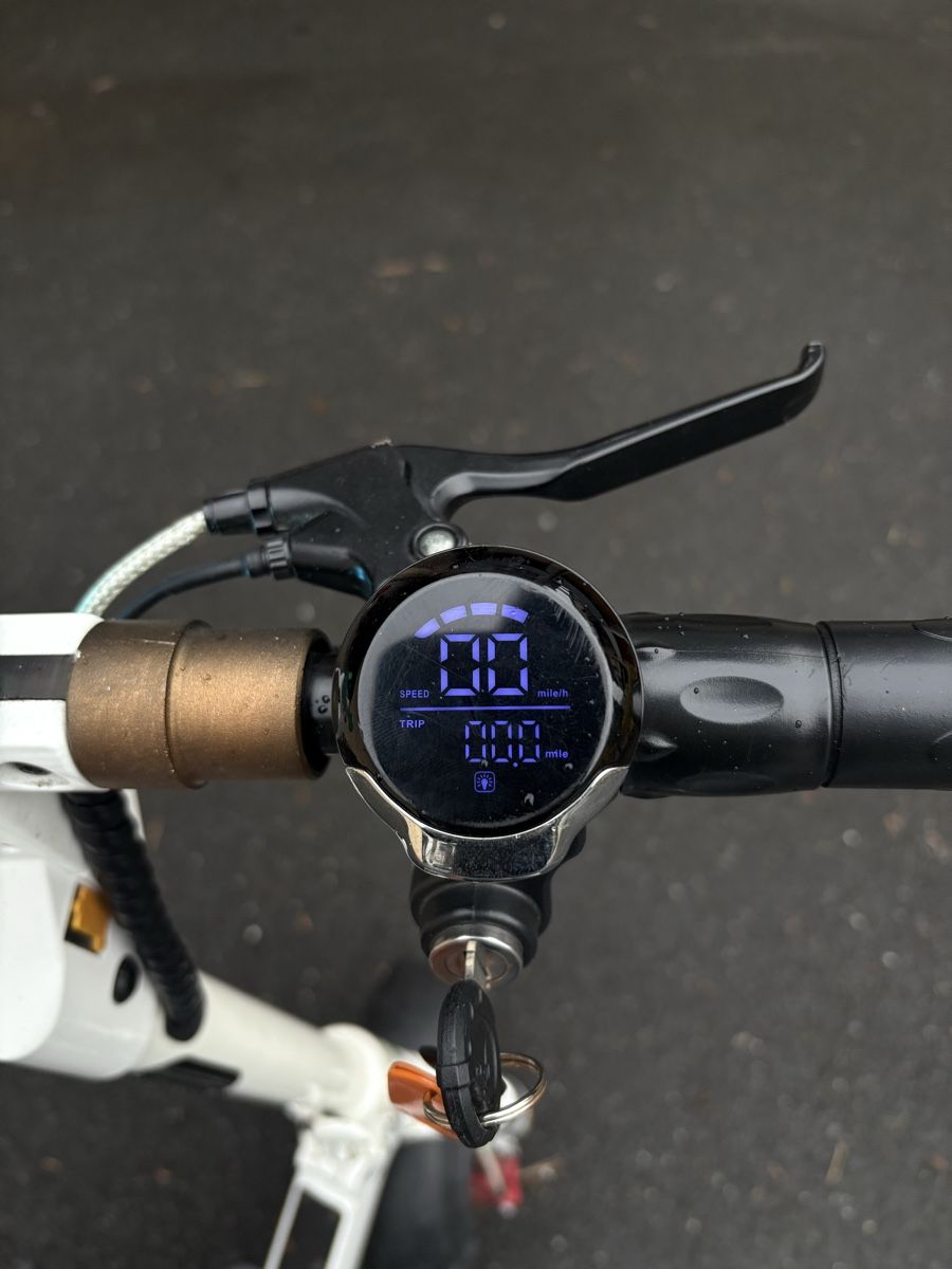 Scooter: Trottinette électrique blanc avec siege bon etat – Usato da Vétroz venduto da eli_fc2s 1