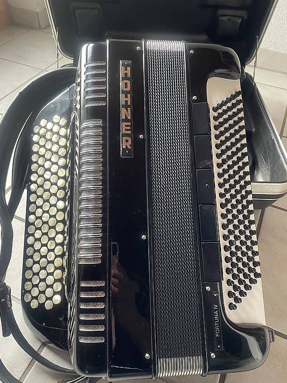 Hohner Strumenti musicali: Hohner Fortuna IV - Akkordeon - Handorgel – Usato da Flaach venduto da Waltiba