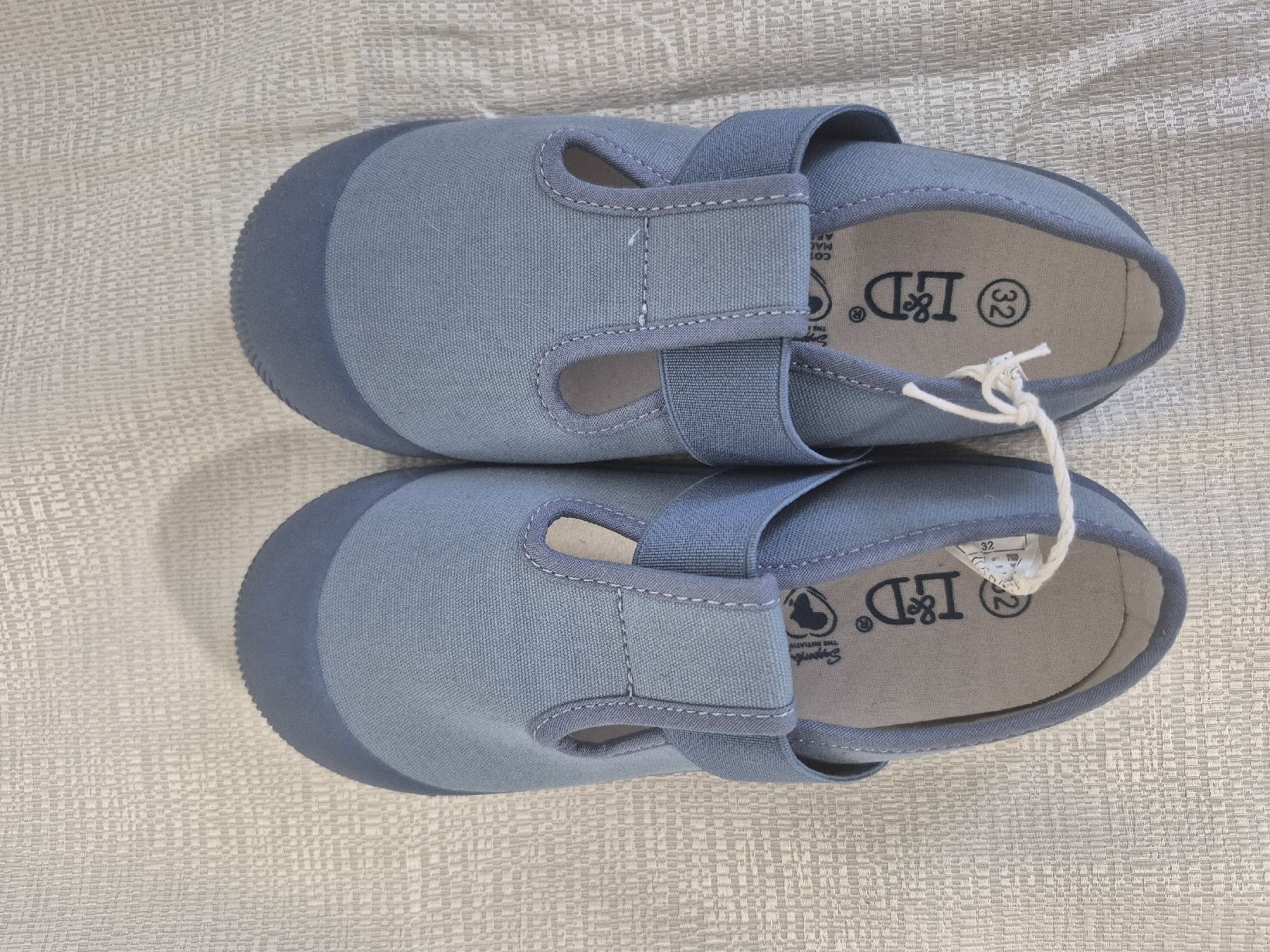 Scarpe per ragazzi: Chaussons bleues garçon taille 32  – Nuovo e nell'imballaggio originale da Villars-sur-Glâne venduto da snacks01