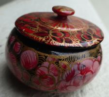 INDISCHE -DECKEL -DOSE;-----SEHR SCHÖNE ROTE MOTIVE;--HOLZ