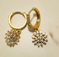 Ohrringe mit Zirkonia Steinen Blumenform Goldfarben