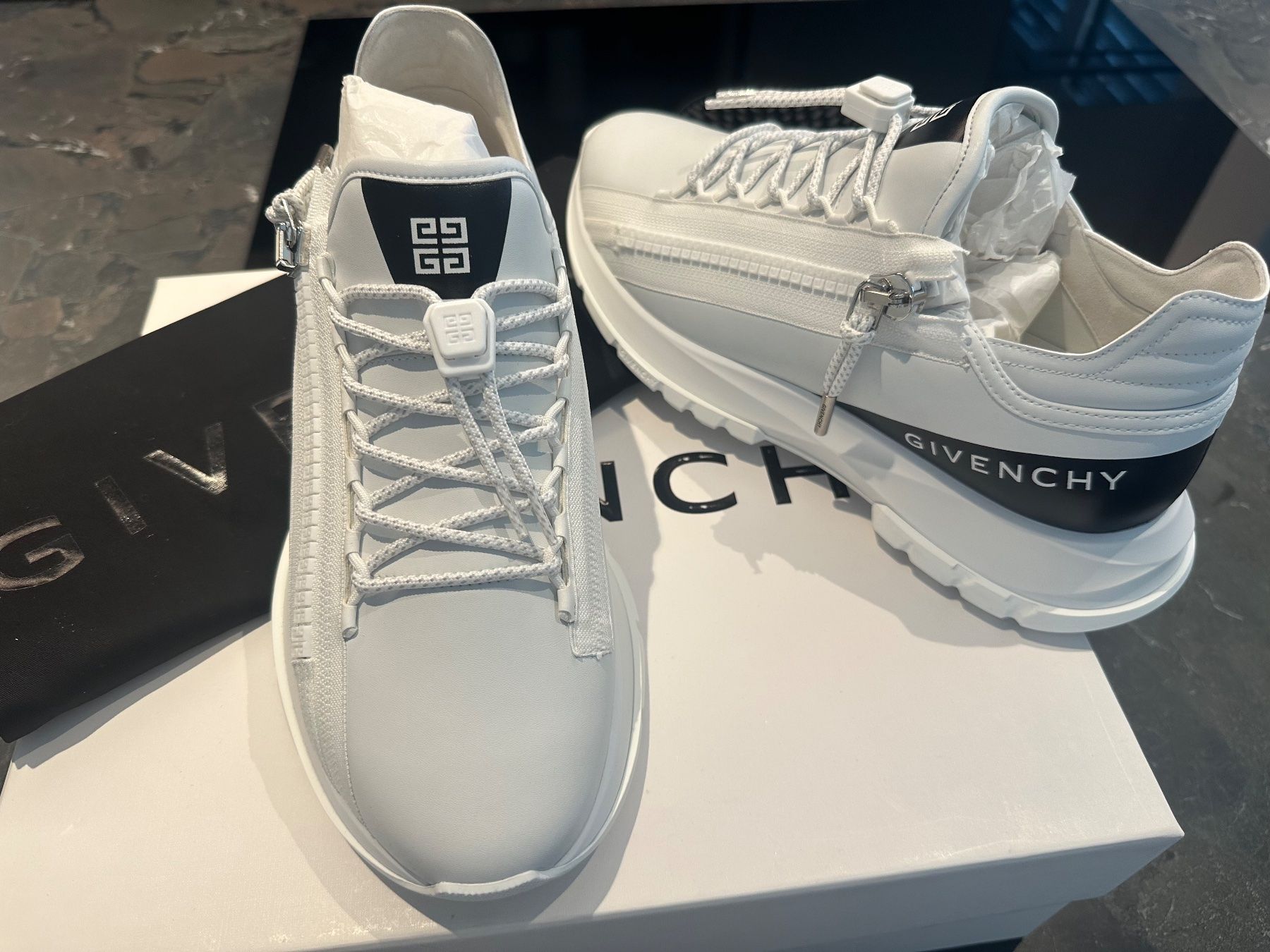 Givenchy Herrenschuhe: Scarpe GIVENCHY Spectre Runner Bianco/Nero Tg 41 – Gebraucht aus Kloten von ZuD48 3