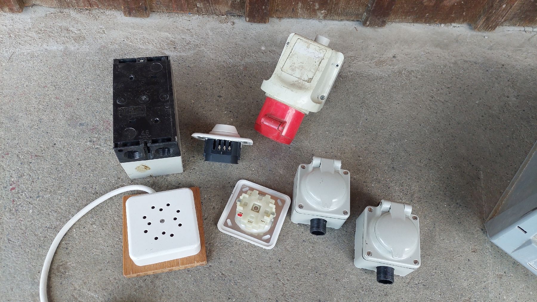Stecker: Verschiedene Schalter und Steckdose – Gebraucht aus Niederuzwil von Dakitiki 1