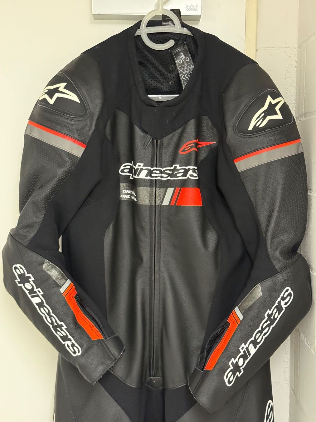Alpinestars Anzüge: Alpinestars Lederkombi Schwarz/Orange – Gebraucht aus Buchs ZH von lpwinter 1
