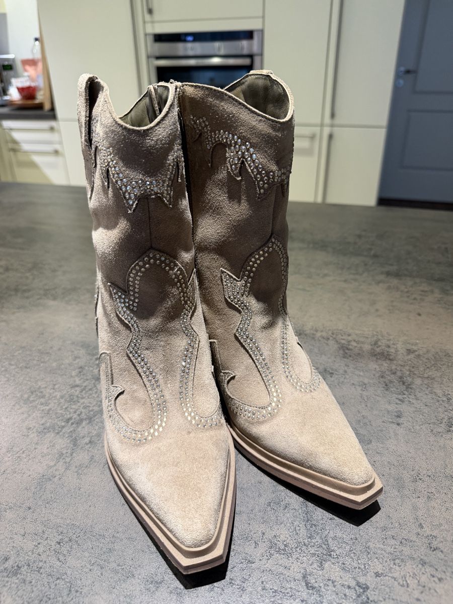 Scarpe da donna: Cowboy boots – Usato da Wigoltingen venduto da Tatyana79 1