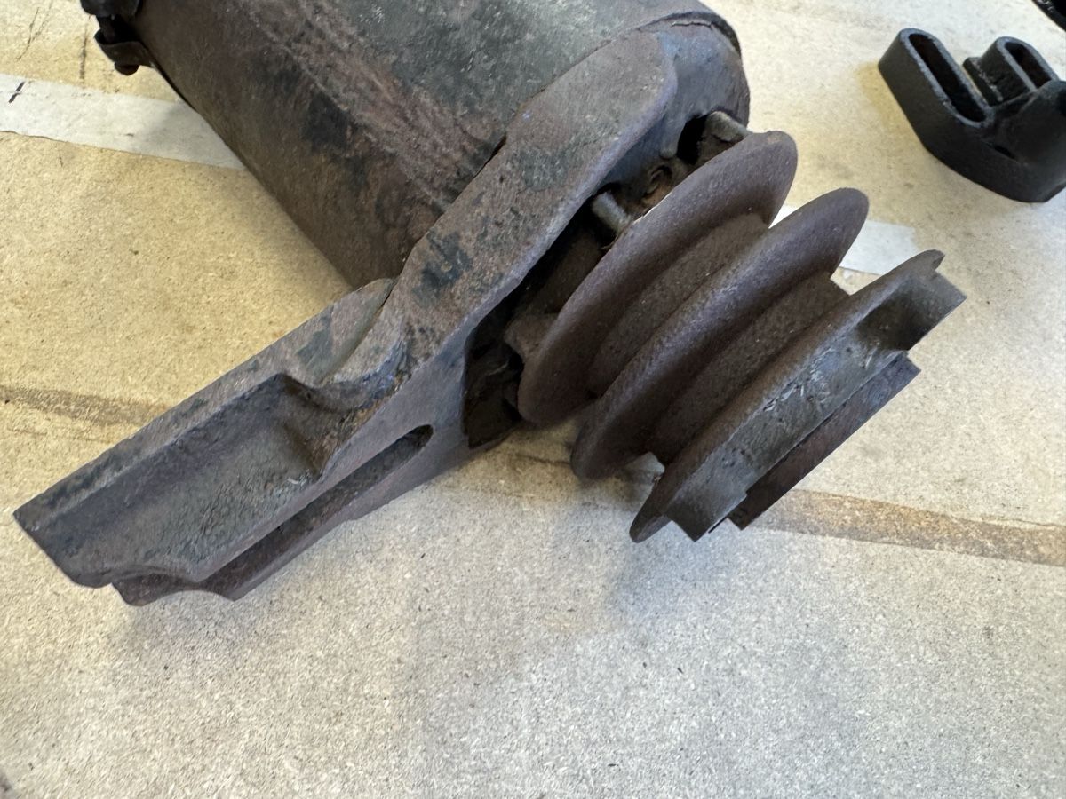 Ford Tutti pezzi di ricambio auto: Ford Flathead V8 Generator, 6V for commerci vehicles – Usato da Winterberg ZH venduto da Motti5