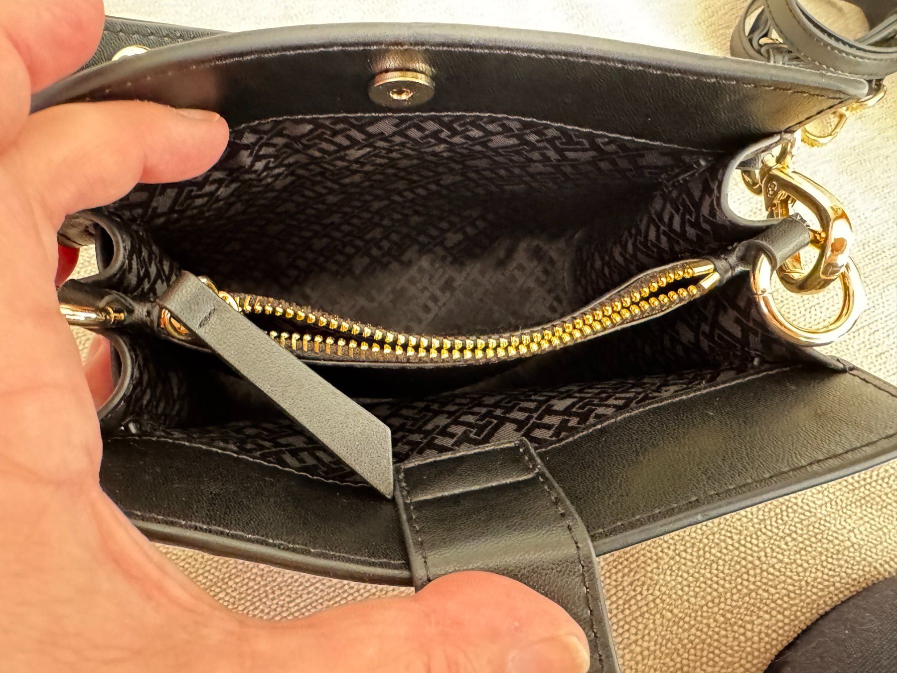 Tommy Hilfiger Taschen für Damen: Tommy Hilfiger Handtasche schwarz-gold – Neu (gemäss Beschreibung) aus Muttenz von einfach-schoen 4