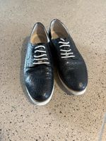 Schwarze Schnürschuhe 