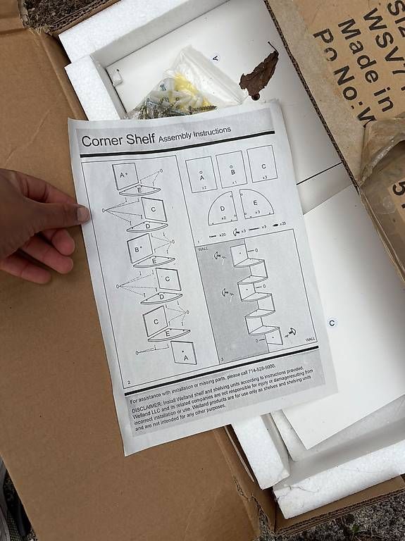 Étagères: Corner Zig Zag Shelf - White – Neuf avec emballage d'origine à Chambésy par cha_p6xr