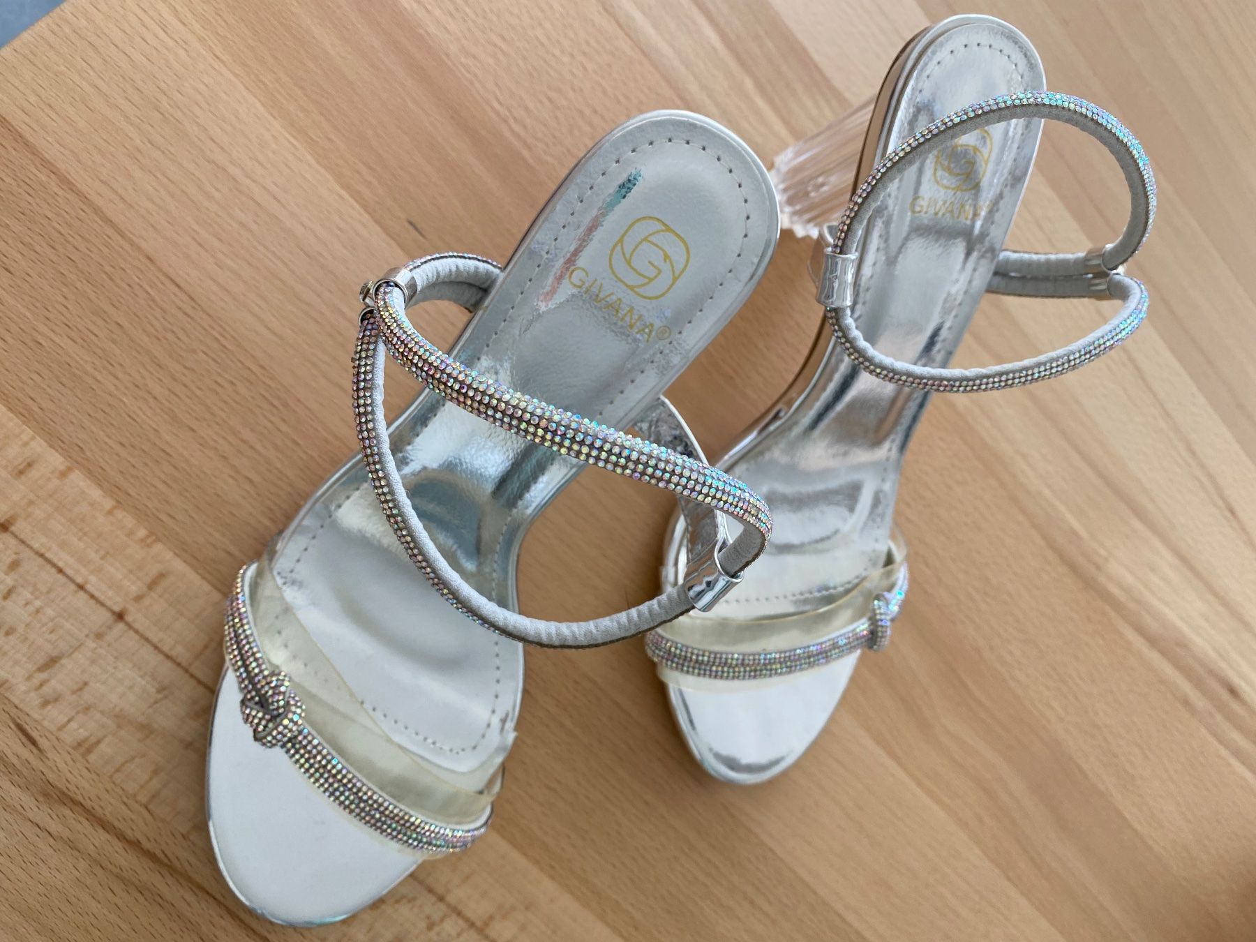 Chaussures femmes: Silberne High Heels mit Strassriemen – D'occasion à Dielsdorf par CecileWe 1