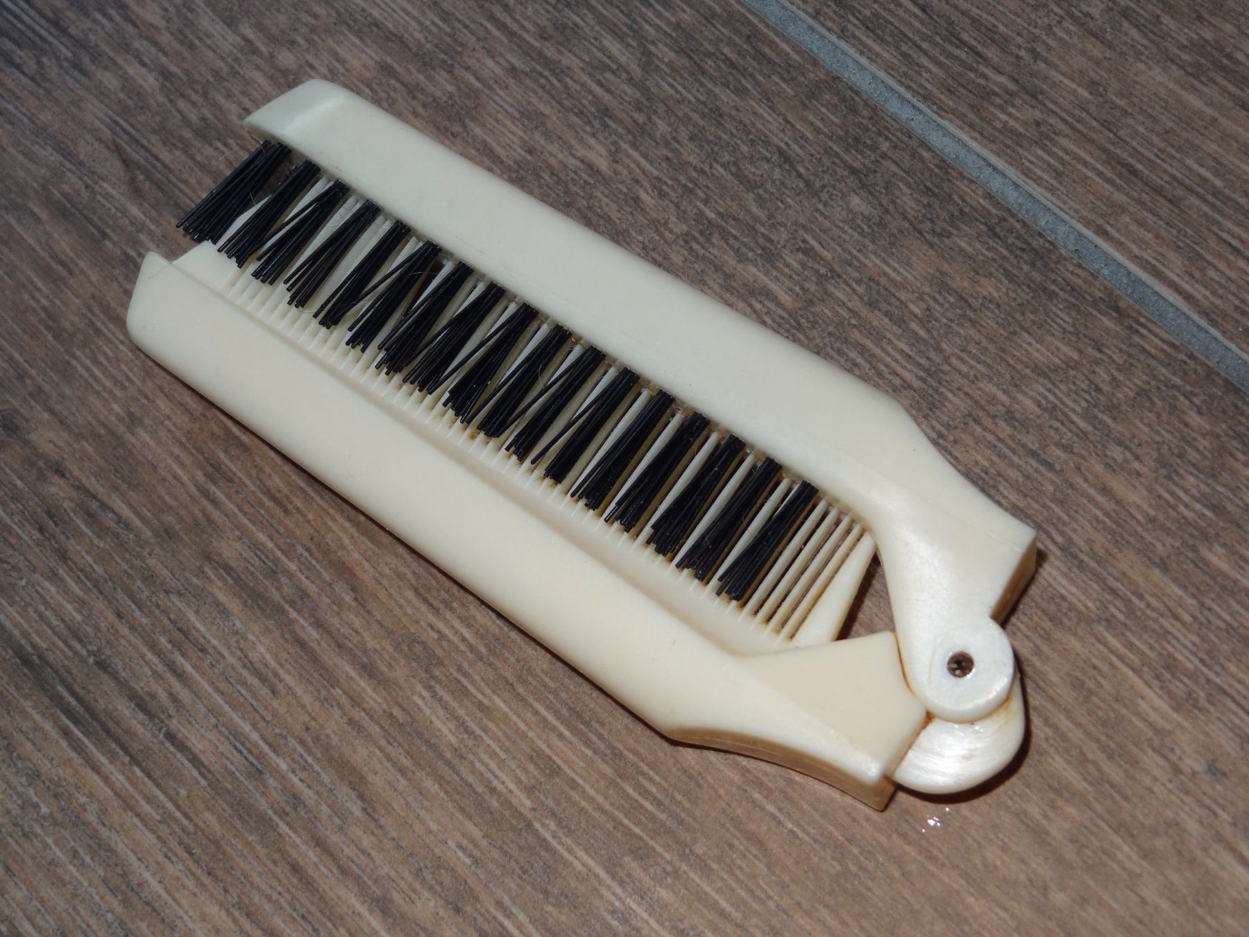 Altro per la cura dei capelli: Brosse à Cheveux Pliante Vintage Avon – Usato da Satigny venduto da salvatore73 2