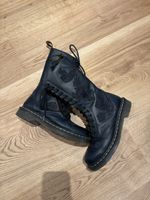 Dr. Martens 1914 mit Rosen 