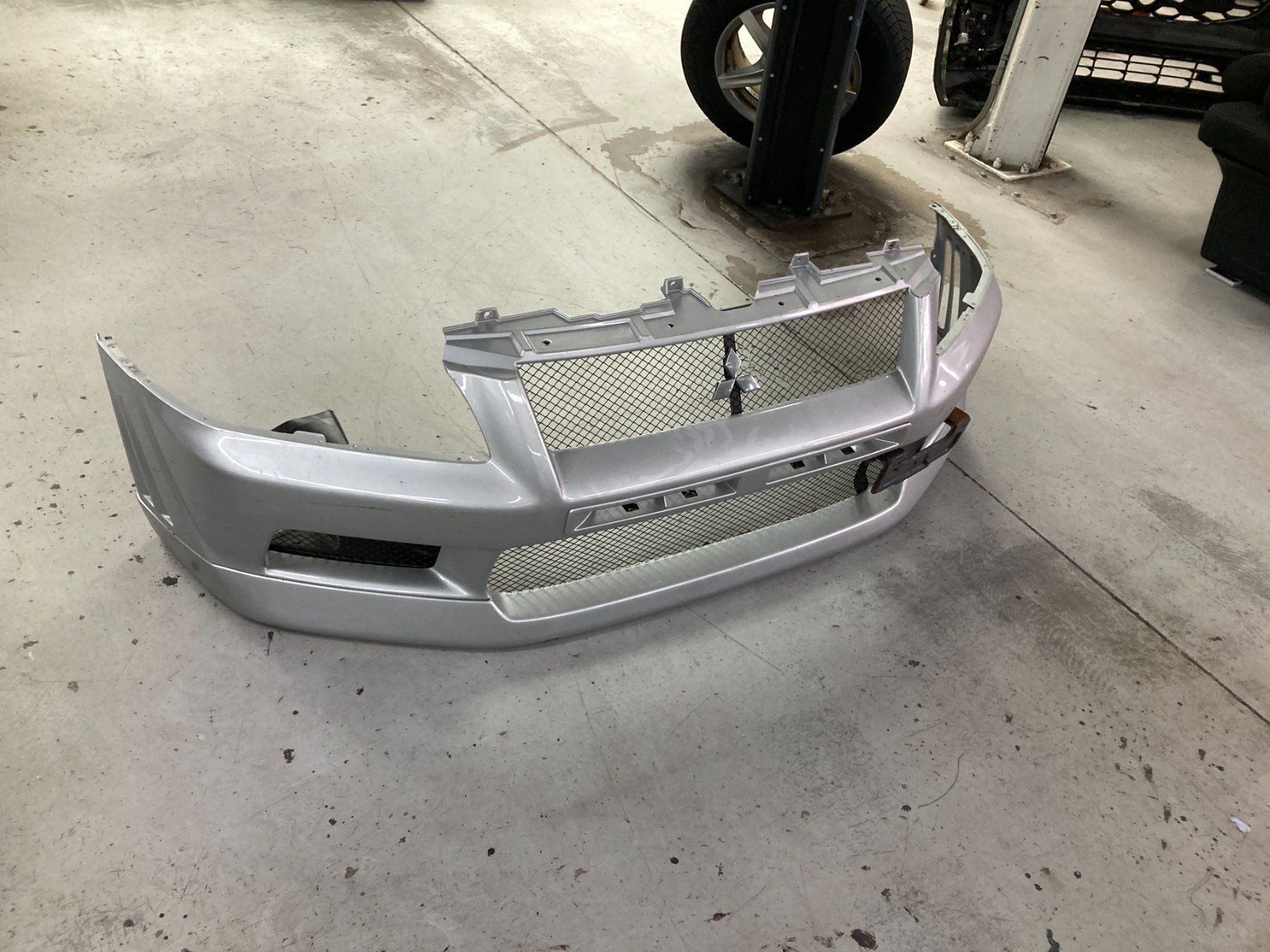 Tutti pezzi di ricambio auto: Mitsubishi Lancer EVO 7 Stossstange Vorne Silber – Usato da Cham venduto da WB2223