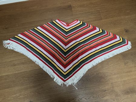 Poncho mit Streifenmuster und Fransen