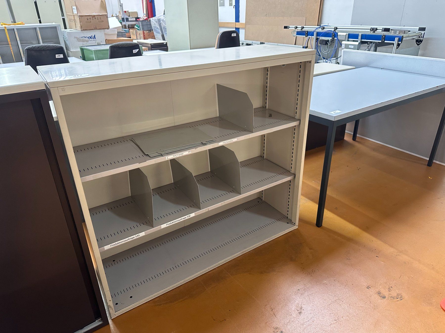 Lista Armadi: Lista Metallschrank mit 2 Schwerlast-Tablaren – Usato da Necker venduto da liq24 1