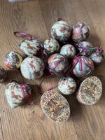Set aus Weihnachtsbaumkugeln Pappe mit Decoupage-Verzierung