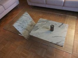 Table de salon en marbre avec plateau en verre